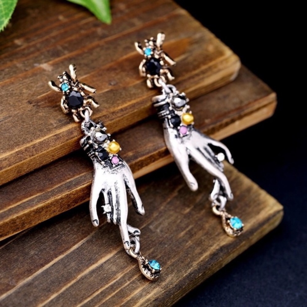 Spider Earrings With Dangling Hands - Picture 4 of 8